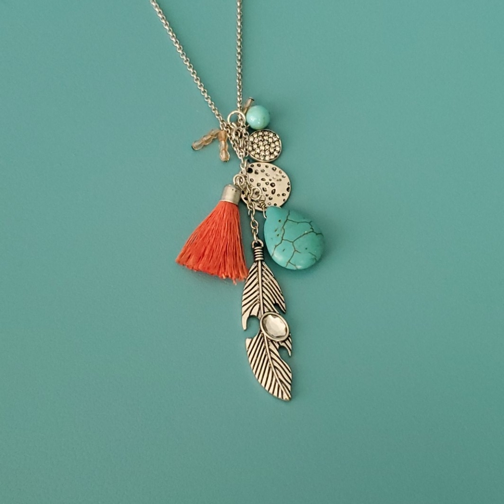 Long necklace with feather & charms